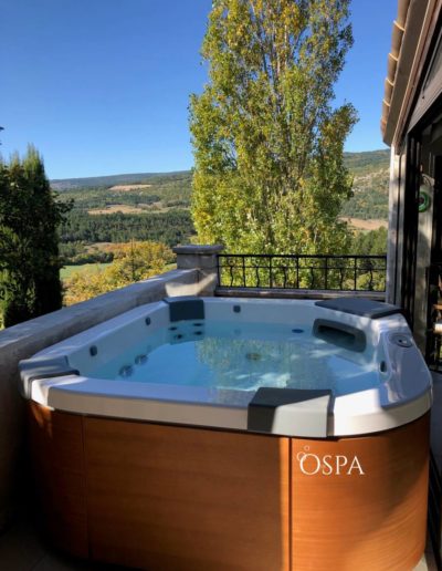 Réalisation OdeSpa : spa Jacuzzi® Delos Pro dans le Luberon (84)