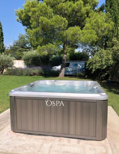 Réalisation OdeSpa : spa Jacuzzi® J-235 à Pertuis dans le Luberon (84)