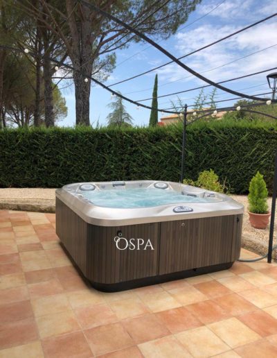 Réalisation OdeSpa : spa Jacuzzi® J-335 à Lauris dans le Luberon (84)